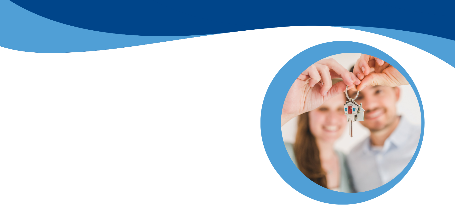 Casal a receber as chaves da nova casa após aprovação do crédito habitação