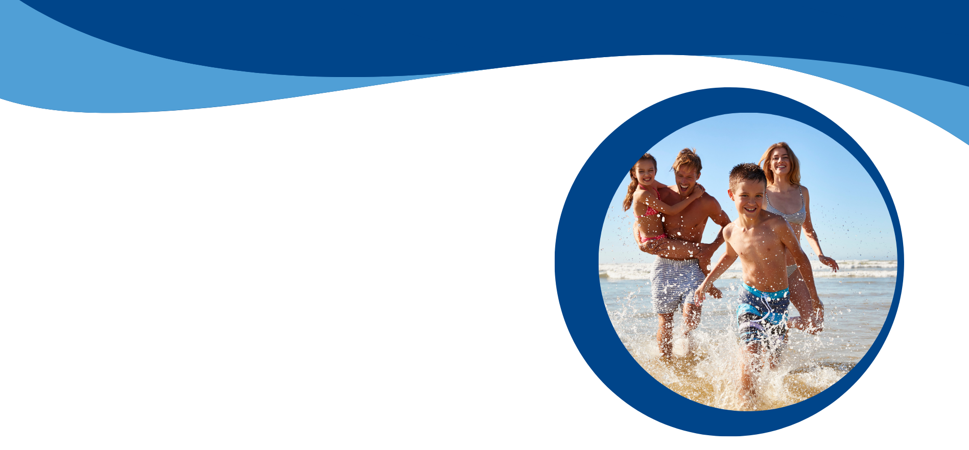 Família a brincar na praia, representando objetivos pessoais que podem ser apoiados com crédito pessoal