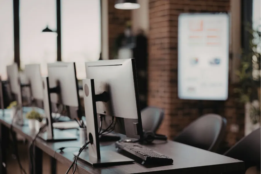 Escritório com computadores 