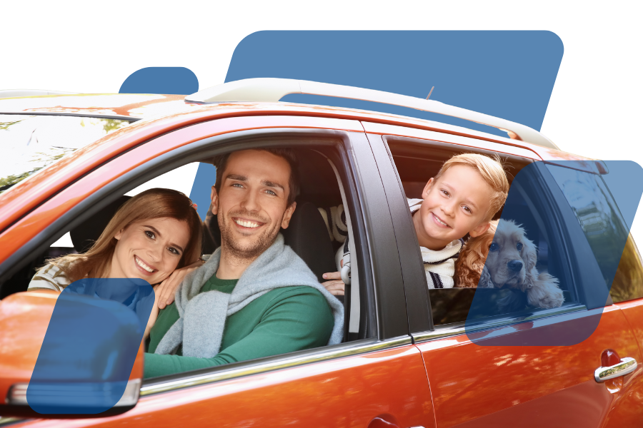 Família sorridente dentro de um automóvel novo, a representar soluções de crédito automóvel ajustadas às necessidades familiares.