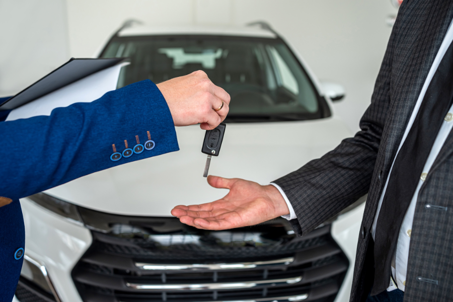 Entrega da chave de um automóvel após aprovação de crédito automóvel, simbolizando mobilidade e financiamento ajustado às necessidades do cliente.