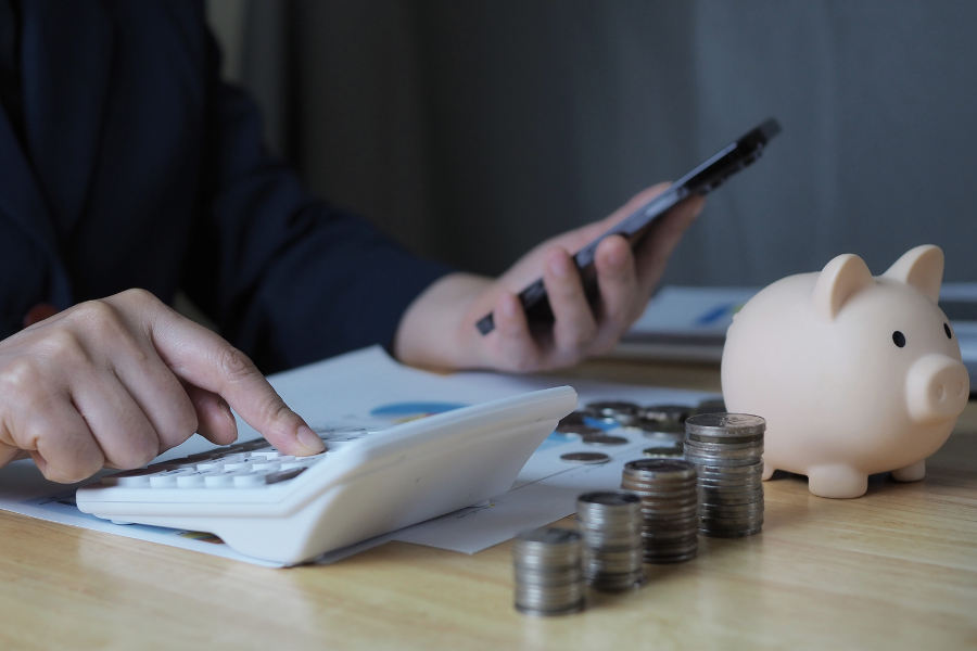 Chave de casa entregue a um casal, simbolizando a aquisição de habitação própria através de crédito habitação.